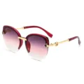 Elegante rote Farbverlauf Sonnenbrille mit goldenen Metallbuegeln und modischem Design. - Roter Rahmen Verlauf Rosa Gläser
