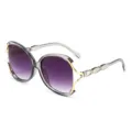 Elegante occhiali da sole donna con grande montatura, lenti sfumate viola e dettagli dorati. - Montatura Grigio Trasparente Grigio Sfumato