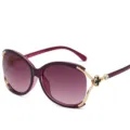 Gafas de sol oversize de mujer de moda con lentes degradadas y trébol de estrás. - Montura Púrpura Patillas Púrpuras