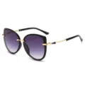 Occhiali da sole da donna alla moda sfumati viola con aste in metallo dorato e nero. - Montatura Nera Lente Grigio Sfumato