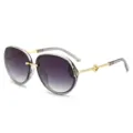 Gafas de sol ovaladas para mujer con lentes degradadas y patillas con motivo de trébol. - Marco Gris Transparente Lentes Grises Degradados