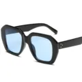 Grosse schwarze Sonnenbrille mit hellblauen Gläsern und stilvollen dreifachen Nieten. - Schwarzer Rahmen Blaue Gläser