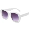 Stylische weiße geometrische Sonnenbrille mit lila Verlaufsgläsern und Nieten Details Hauptbild. - Reinweißer Rahmen / Verlaufsgraue Gläser