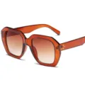 Grosse geometrische Sonnenbrille mit Verlaufsgläsern und Metalldetails für Damen. - Teefarbener Rahmen Tee Farbverlauf Gläser