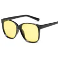 Klassische schwarze Sonnenbrille mit gelben Gläsern, UV-Schutz Brille für Damen und Herren. - Schwarzer Rahmen Gelbe Gläser