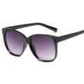 Klassische schwarze Sonnenbrille mit lila Verlaufsgläsern, ideal für Autofahren und Sonnenschutz. - Schwarzer Rahmen Verlauf Grau