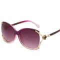 Lunettes de soleil grand cadre femme dégradé violet avec strass trèfle et branches or. - Monture Violette Dégradé Branches Violettes