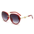 Chic gafas de sol ovaladas rojas con lentes degradadas y elegantes patillas doradas trébol. - Montura Roja Lentes Grises Degradadas