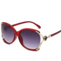 Lunettes de soleil oversize rouges avec verres dégradés et branches trèfle dorées. - Monture Rouge Vin Gris Dégradé