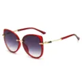 Eleganti occhiali da sole oversize rossi con stanghette metalliche stile di tendenza. - Montatura Rossa Lenti Grigie Sfumate