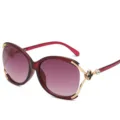 Lunettes de soleil oversize rouges avec décor de trèfle en métal doré pour femmes - Monture Rose Rouge Verre Rouge Dégradé