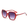 Rote quadratische Sonnenbrille mit Verlaufsgläsern und stilvollem Kristall-Bügel für Damen. - Roter Rahmen Verlaufsgraue Gläser