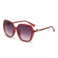 Rote Polygon Sonnenbrille für Damen mit Farbverlauf Gläsern und elegantem Kristall Tempel Detail - Roter Rahmen Verlaufsviolette Linsen
