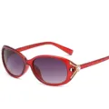 Damen Mode rote Sonnenbrille mit Verlaufsgläsern und schicker Strass Bügeldekoration. - Weinroter Rahmen Verlaufsgrau