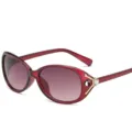 Weinrote ovale Sonnenbrille für Damen mit Strass-Bügeldekor und modischen Farbverlaufslinsen. - Rosarot Rahmen Rot Verlauf Glas