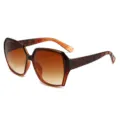 Lunettes de soleil oversize pour femme, verres degrades marron et branches geometriques. - Monture Carrée (2568) / Monture Dégradée Thé Verres Dégradés Thé