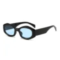 Trendige ovale Sonnenbrille mit klobigem schwarzem Rahmen und stylischen hellblauen Gläsern. - Glänzender schwarzer Rahmen blaue Linse