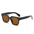 Modische quadratische Sonnenbrille mit Metalldolch-Akzenten, dunklen Rahmen und braunen Gläsern. - Schwarzer Rahmen Tee Gläser