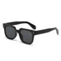 Schwarze quadratische Sonnenbrille mit Metalldolch-Detail und stylischem dickem Rahmen. - Glänzend Schwarzer Rahmen Graue Gläser
