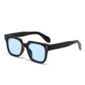 Modische quadratische Sonnenbrille mit hellblauen Gläsern und Metalldolch-Akzenten. - Glänzender schwarzer Rahmen blaue Linse