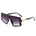 Grosse quadratische Sonnenbrille mit lila Verlaufsgläsern und goldenen Kettendetails. - Glänzender schwarzer Rahmen Graue Verlaufsgläser