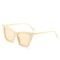 Klobige cremefarbene Katzenauge-Sonnenbrille mit pfirsichfarbenen Gläsern für Damen. - Cremeweißer Rahmen / Teebraune Gläser