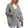 Vista detallada de un cárdigan de punto gris informal y holgado para mujer con cuello en V. - S / Tops / Gris