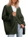 Détail de cardigan en maille vert foncé avec col en V, fermeture à boutons et texture. - Vert Militaire