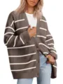 Gros plan sur le gilet en tricot pour femme avec col V, boutons avant et motif rayé élégant. - Rayé Marron Et Blanc