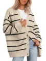 Vue de détail de la manche du cardigan tricoté rayé pour femmes et fermeture à boutons - Rayé Abricot et Noir
