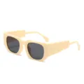 Beige unregelmäßige quadratische Sonnenbrille mit einzigartigen klobigen Bügeln im Retro-Look. - Cremeweißer Rahmen Graue Gläser
