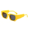 Modische gelbe dicke Sonnenbrille mit dunklen Gläsern, auffälliges quadratisches Design. - Gelber Rahmen Graue Gläser