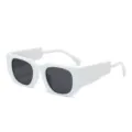 Schicke weiße Sonnenbrille mit dickem Rahmen und breiten Bügeln für trendigen Retro Streetstyle. - Weißer Rahmen Graue Gläser