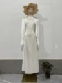 Elegante witte maxi-jurk met lange mouwen, hoge hals en gerimpelde manchetten. - Wit