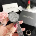 Detalle de reloj de cuarzo para mujer con bisel de estrás brillante y esfera romana clásica. - Aguja de plata