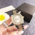 Luxuriöse Damen-Quarzuhr in Gold und Silber mit Diamant-Lünette und Kalenderfunktion. - Zweifarbig (Gold & Silber)