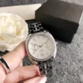 Detailaufnahme einer silbernen Damen Strass Uhr mit funkelnden Kristallen und feinen Zifferblättern. - Silbernadel