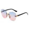 Gafas de sol poligonales sin montura para niños con lentes degradadas coloridas y patillas negras. - Degradado Azul Rosa / Marco Oro Negro Lente Azul a Rosa