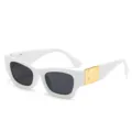 Weiße quadratische Sonnenbrille mit breiten Bügeln und dunklen UV-Schutz-Gläsern für Damen. - Weißer Rahmen Graue Gläser