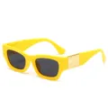 Modische gelbe dicke Sonnenbrille mit dunklen UV-Schutzgläsern und metallischen Bügeln für den Alltag. - Gelber Rahmen Graue Gläser