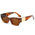 Modische quadratische Sonnenbrille in Schildpattoptik mit breiten Bügeln und braunen Gläsern. - Leoparden-Rahmen / Teebraune Gläser