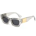Schicke quadratische Oversized-Sonnenbrille mit klarem grauen Rahmen und dunklen UV-Gläsern. - Durchscheinender grauer Rahmen Graues Glas