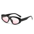 Modische Sonnenbrille mit schwarzem Gestell und rosa Farbverlauf, ideal für den Sommer. - Schwarzer Rahmen Blush-Gläser