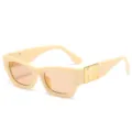 Klobige beige quadratische Sonnenbrille mit hellen Gläsern und goldenem Bügeldetail. - Cremeweißer Rahmen / Teebraune Gläser