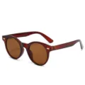 Strenge Sonnenbrille mit rundem Rahmen, UV-Schutz, modischen Nieten und schicker Farbe. - Dunkler Tee-Rahmen Tee Linse