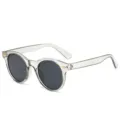 Transparente graue runde Sonnenbrille mit dunklen Gläsern und feinen Nietendetails für Damen. - Grauer Rahmen Graue Linse