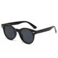 Schwarze runde Sonnenbrille mit goldenen Nieten, stilvoller UV-Schutz Alltag Brillenmodell. - Schwarzer Rahmen Schwarz Graue Gläser