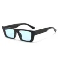 Moderne Sonnenbrille mit schwarzem Gestell und blauen Gläsern, Retro-Rechteck-Design. - Schwarzer Rahmen Blaue Gläser
