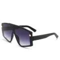 Occhiali da sole maschera oversize alla moda con lenti sfumate e montatura nera elegante. - Montatura Nera Doppia Lente Grigia