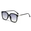 Trendy zwarte vierkante zonnebril met verloopglazen en chique metalen scharnierdetails. - Groot Vierkant Zonnebril / Zwart Montuur Verloop Grijs Lens